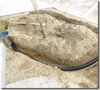排水経路の確保　トリカルパイプ埋設